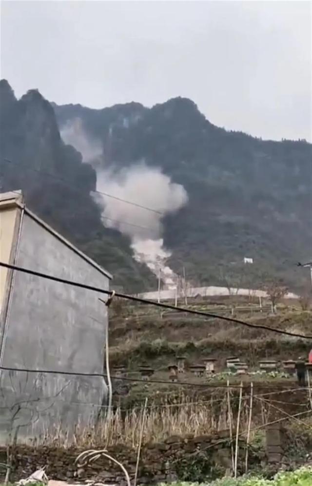 云南镇雄一村庄发生山体落石村民称已持续一年多官方：已安装设备全天候监测(图1)