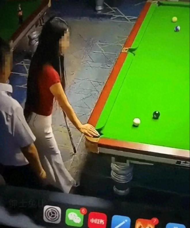 惊呆！女子与男友在台球厅亲密瞬间被监控曝光台球厅：我的权利(图1)