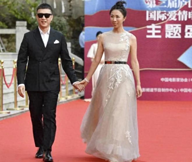 孙红雷夫妇罕见同框夫妻俩约金牌教练打台球王骏迪叫他宝贝(图1)