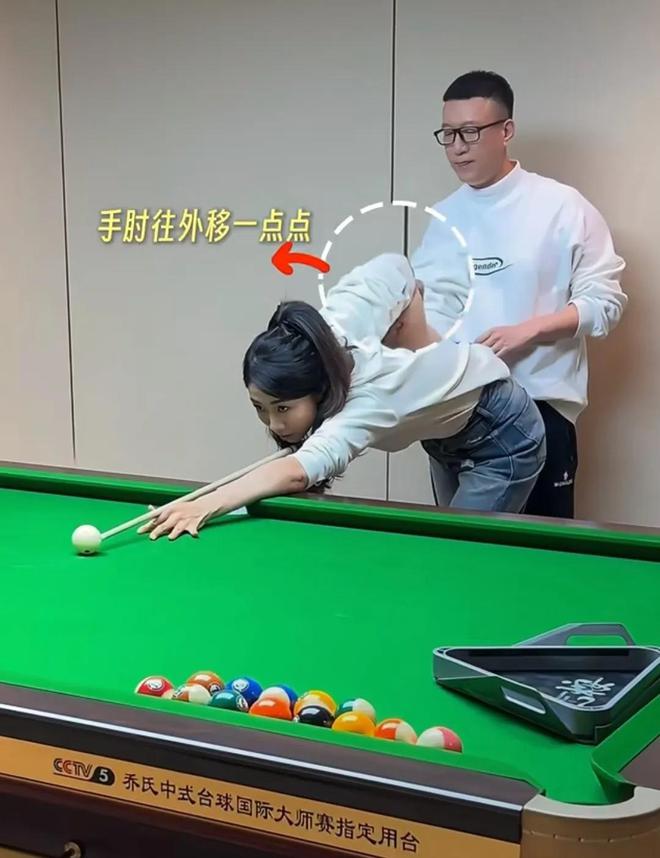 孙红雷夫妇罕见同框夫妻俩约金牌教练打台球王骏迪叫他宝贝(图2)