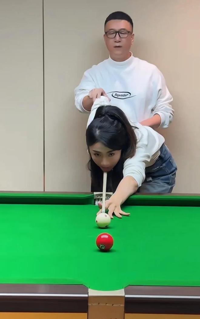 孙红雷夫妇罕见同框夫妻俩约金牌教练打台球王骏迪叫他宝贝(图3)