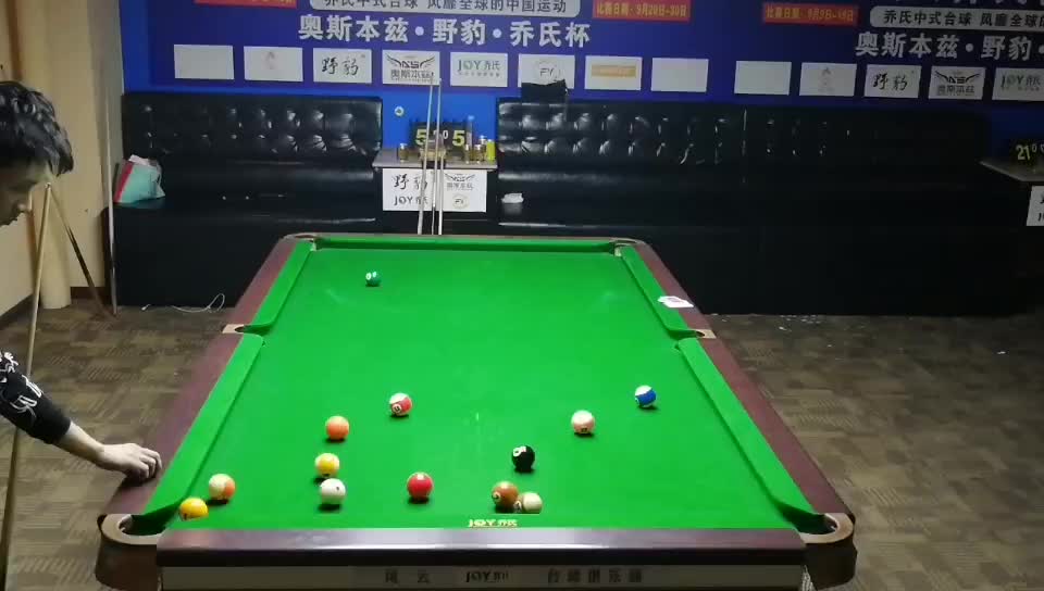 台球馆一桌难求联名款首日售罄！赵心童夺冠再掀全民“台球热”(图1)