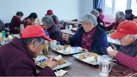 融媒·见证丨每天两餐“大锅饭”病弱老人这个冬天没住院——这顿热饭真“养人”(图1)