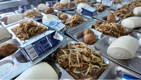 融媒·见证丨每天两餐“大锅饭”病弱老人这个冬天没住院——这顿热饭真“养人”(图2)