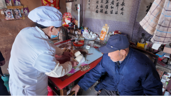 融媒·见证丨每天两餐“大锅饭”病弱老人这个冬天没住院——这顿热饭真“养人”(图4)