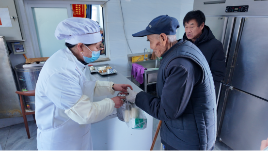 融媒·见证丨每天两餐“大锅饭”病弱老人这个冬天没住院——这顿热饭真“养人”(图6)