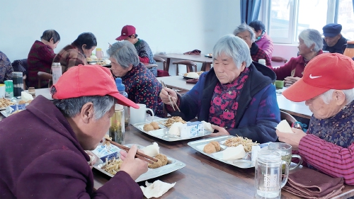 融媒·见证丨每天两餐“大锅饭”让农村独居老人吃出健康——幸福院的幸福味道(图1)