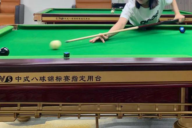 夜晚的台球厅装满年轻人(图7)
