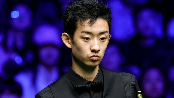 5-2！吴宜泽错失147血洗尤森巴赫霍金斯因三冠王退赛率先进八强(图1)