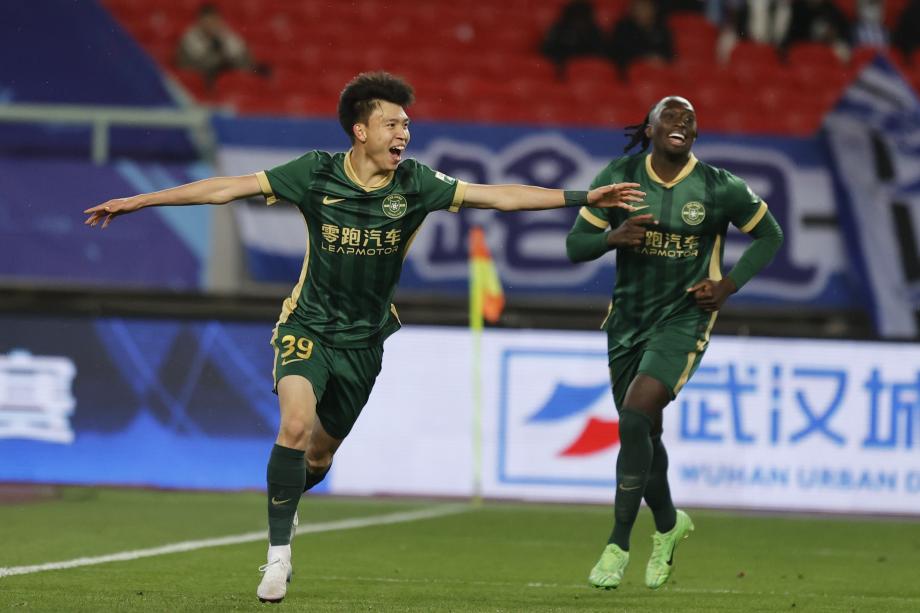 中超-王钰栋造乌龙+处子球布彭扎双响 浙江4-0三镇(图1)