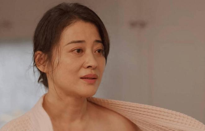 没有对比就没有伤害！同样是50岁这次梅婷却被演阿姨的她碾压(图1)