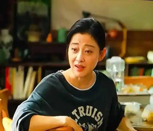没有对比就没有伤害！同样是50岁这次梅婷却被演阿姨的她碾压(图9)