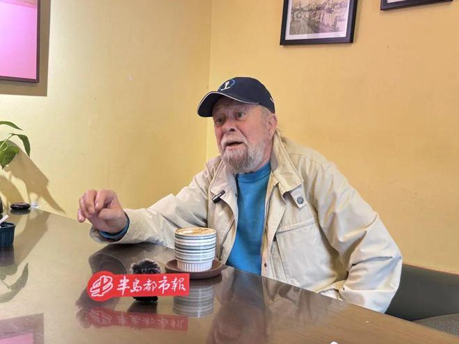 青岛一大爷靠“脸”全网爆火！长着蓝眼睛、黄卷发专演外国人……本人回应(图3)