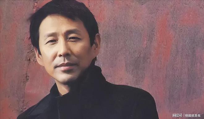69岁陈道明现身白发苍苍依旧吸引眼球。(图7)