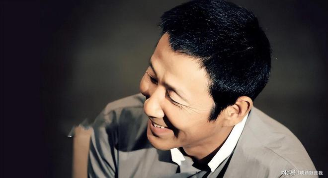 69岁陈道明现身白发苍苍依旧吸引眼球。(图14)