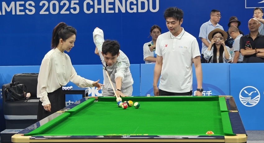 “九球天后”潘晓婷现身成都探秘世运会台球赛场(图1)