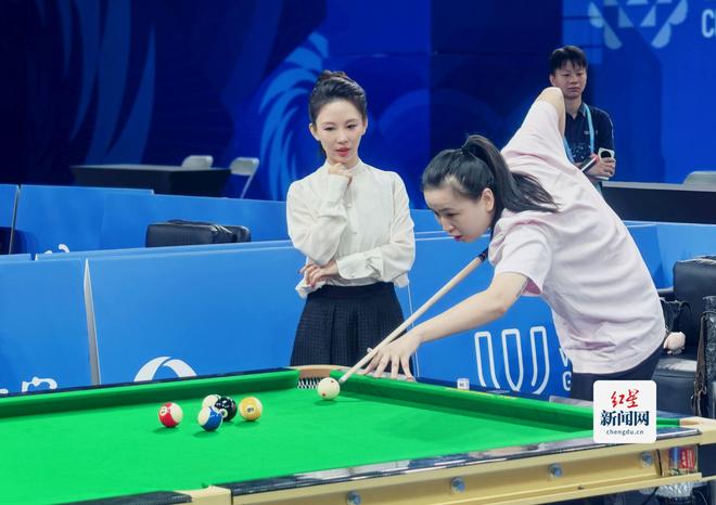 潘晓婷探秘世运会台球场馆 与球迷互动晾衣架、羽毛球拍、长嘴茶壶齐上阵(图1)