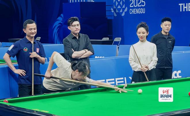 潘晓婷探秘世运会台球场馆 与球迷互动晾衣架、羽毛球拍、长嘴茶壶齐上阵(图4)