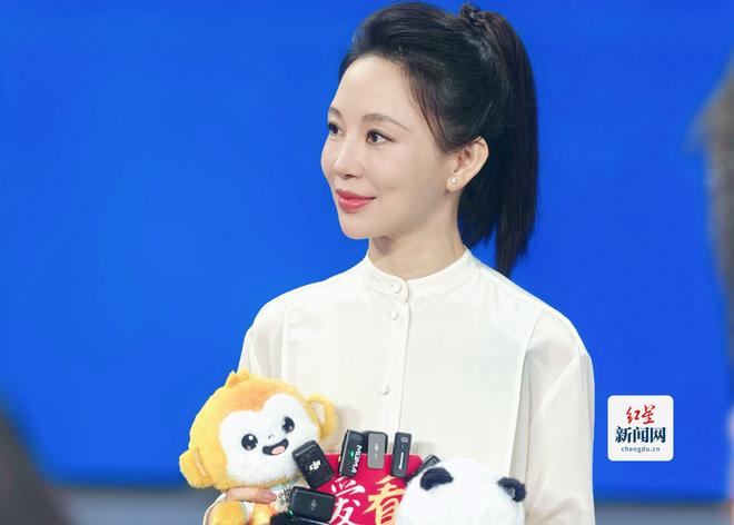 潘晓婷探秘世运会台球场馆 与球迷互动晾衣架、羽毛球拍、长嘴茶壶齐上阵(图3)