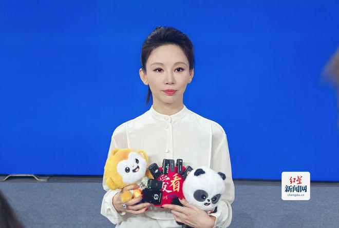 潘晓婷探秘世运会台球场馆 与球迷互动晾衣架、羽毛球拍、长嘴茶壶齐上阵(图2)