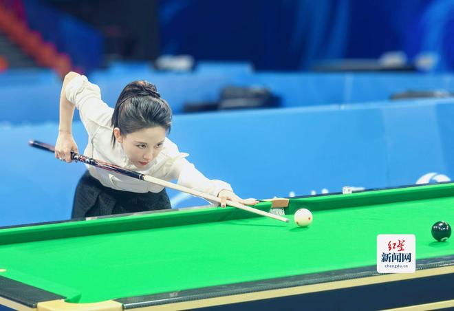 潘晓婷探秘世运会台球场馆 与球迷互动晾衣架、羽毛球拍、长嘴茶壶齐上阵(图6)