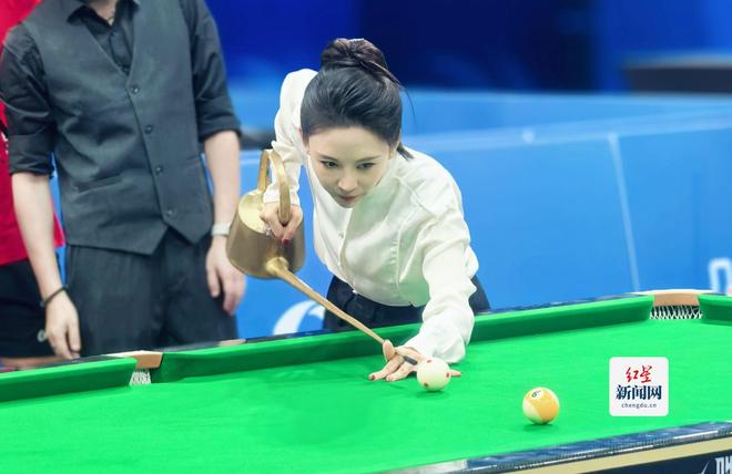 潘晓婷探秘世运会台球场馆 与球迷互动晾衣架、羽毛球拍、长嘴茶壶齐上阵(图5)
