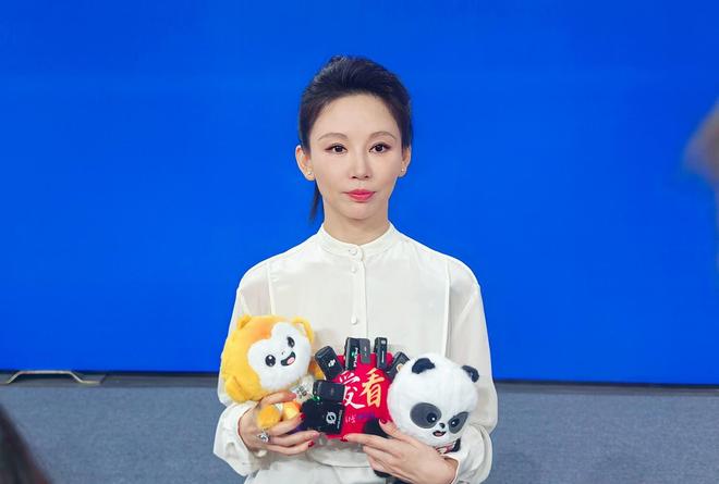 “九球天后”潘晓婷现身成都 探秘世运会台球赛场(图1)
