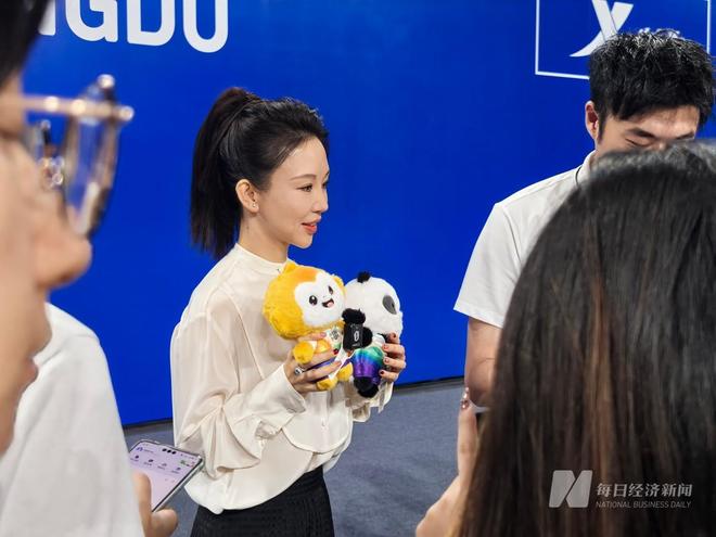“九球天后”潘晓婷现身成都 探秘世运会台球赛场(图2)