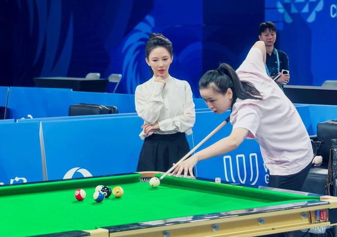“九球天后”潘晓婷现身成都 探秘世运会台球赛场(图3)