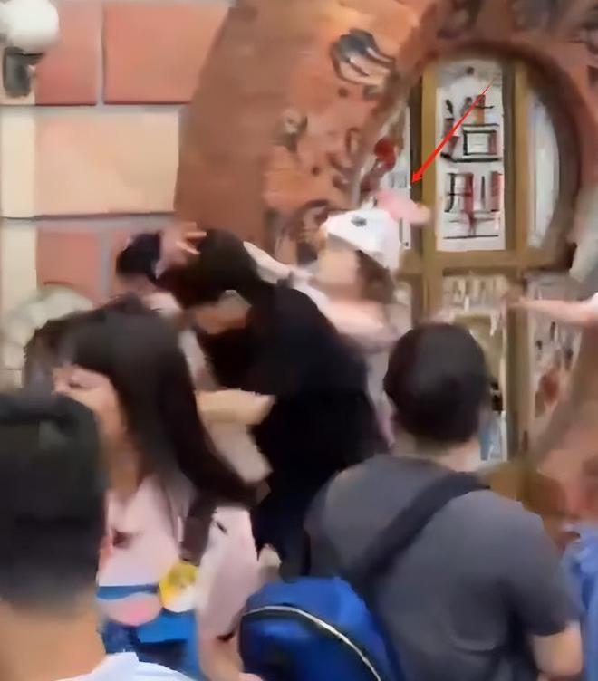 迪士尼打架后续：“兔子姐”衣服被扒目击者发声孩子爸先动手(图2)