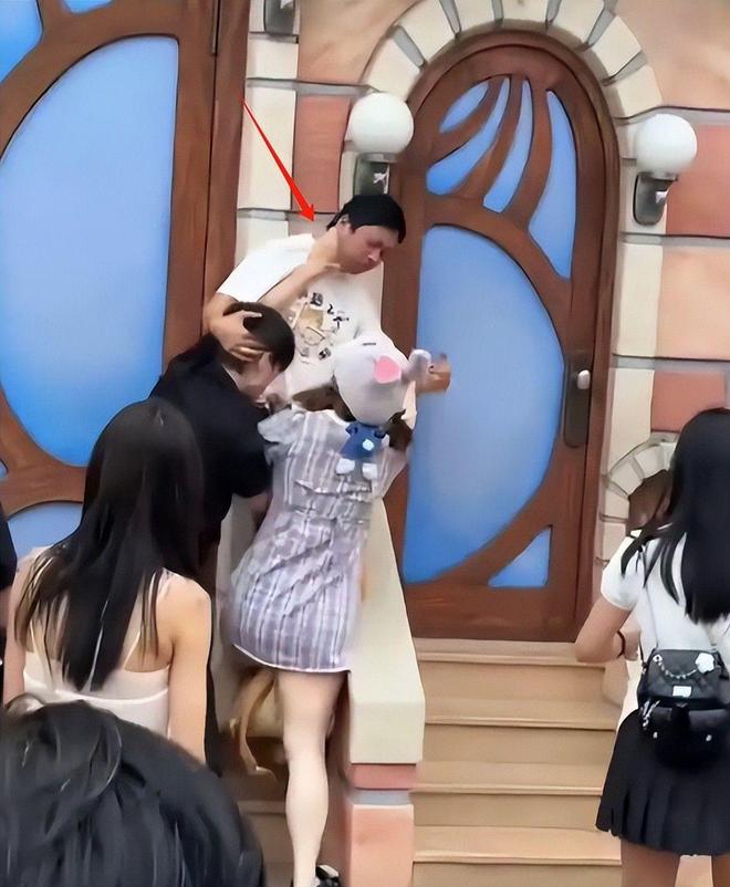 迪士尼打架后续：“兔子姐”衣服被扒目击者发声孩子爸先动手(图7)
