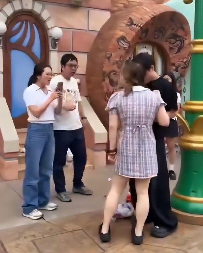 迪士尼打架后续：“兔子姐”衣服被扒目击者发声孩子爸先动手(图10)