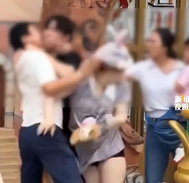 迪士尼打架后续：“兔子姐”衣服被扒目击者发声孩子爸先动手(图22)