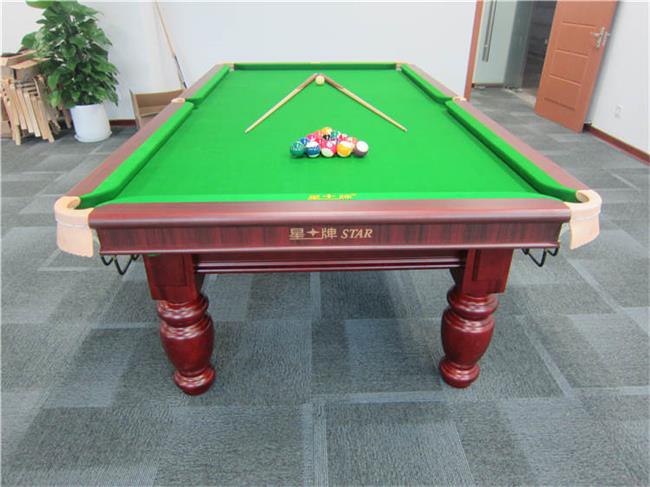 跟着滇超游昆明丨昆明队“锋线尖刀”鲁宋扬向外地游客推荐小锅米线和卤饵丝(图1)